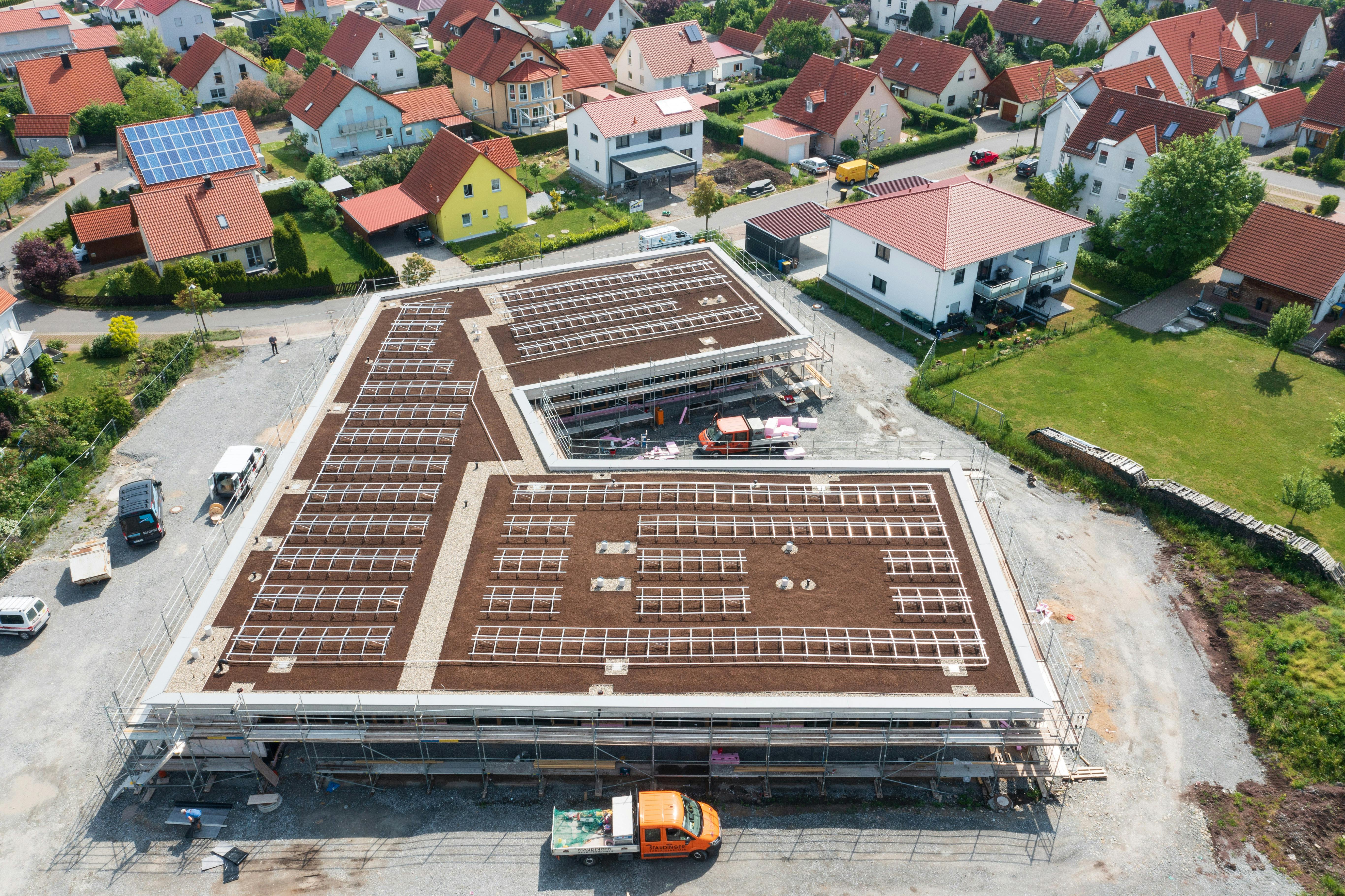 Dachbegrünung aufgebracht und Photovoltaikständerung ebenfalls